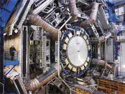 研究资助局公众讲座 - 粒子物理学 (第二节讲座 - 图 2) ATLAS探测器打开后的景象（图片来源∶欧洲核子研究中心）