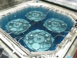 研究资助局公众讲座 - 粒子物理学 (第二节讲座 - 图 3) 大亚湾远端实验室内放置了四个反中微子探测器（图片来源∶Qiang Xiao）