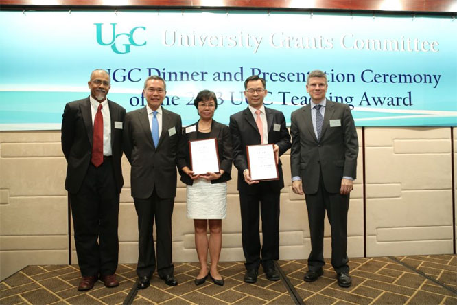 Chairman of the University Grants Committee (UGC), Mr Edward Cheng, and Members of the Selection Panel of the 2013 UGC Teaching Award took a group photo with the two recipients of the 2013 UGC Teaching Award at the presentation ceremony. (From left) Professor Shekhar Madhukar Kumta, Mr Cheng, Dr Alice Chong Ming-lin, Professor Alan Lau Kin-tak and Professor William Kirby