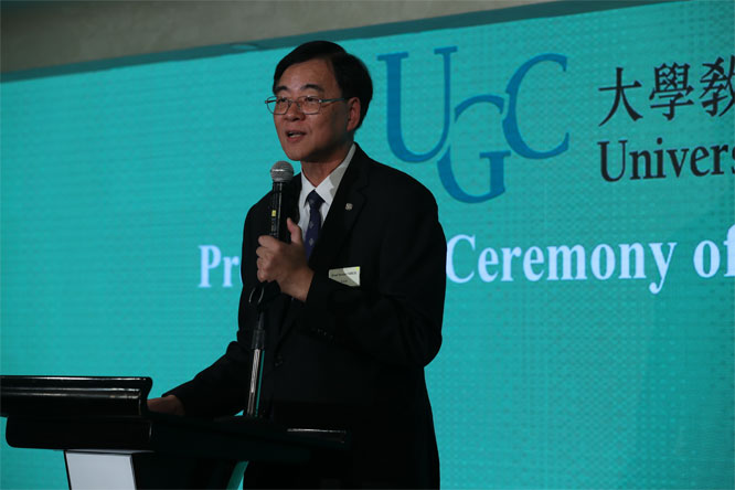 Professor Daniel Shek, an awardee of the 2018 University Grants Committee Teaching Award, speaks about his team's teaching philosophy today (September 6) at the award presentation ceremony