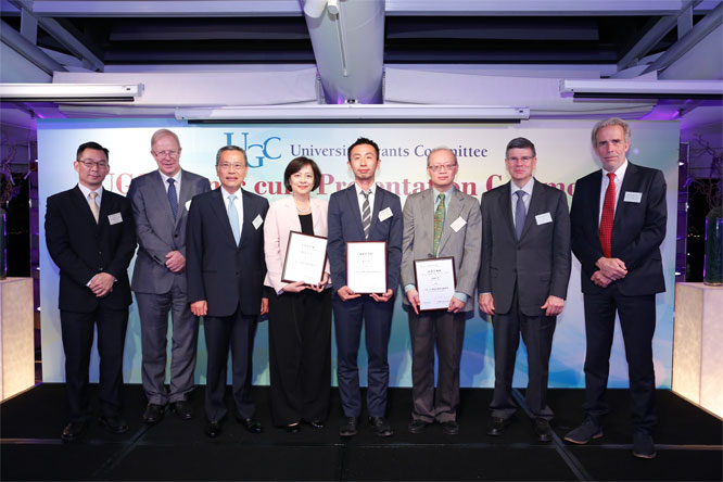 Chairman of the University Grants Committee (UGC), Mr Edward Cheng, and Members of the Selection Panel of the 2014 UGC Teaching Award took a group photo with the three recipients of the 2014 UGC Teaching Award at the presentation ceremony. (From left) Professor Alan Lau Kin-tak, Professor Adrian Dixon, Mr Edward Cheng, Dr Elaine Liu Suk-ching, Mr John Lin Chun-han, Professor Charles Kwong Yim-tze, Professor William Kirby and Professor Paul Blackmore