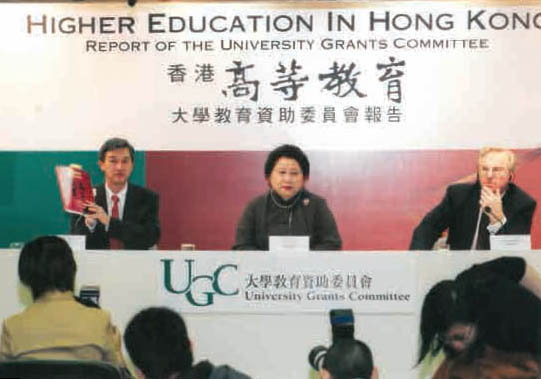 Lord Sutherland (right), the then UGC Chairman Dr Alice Lam Lee Kiu-yue and Secretary-General Mr Peter P T Cheung (left) meet with the press in 2002